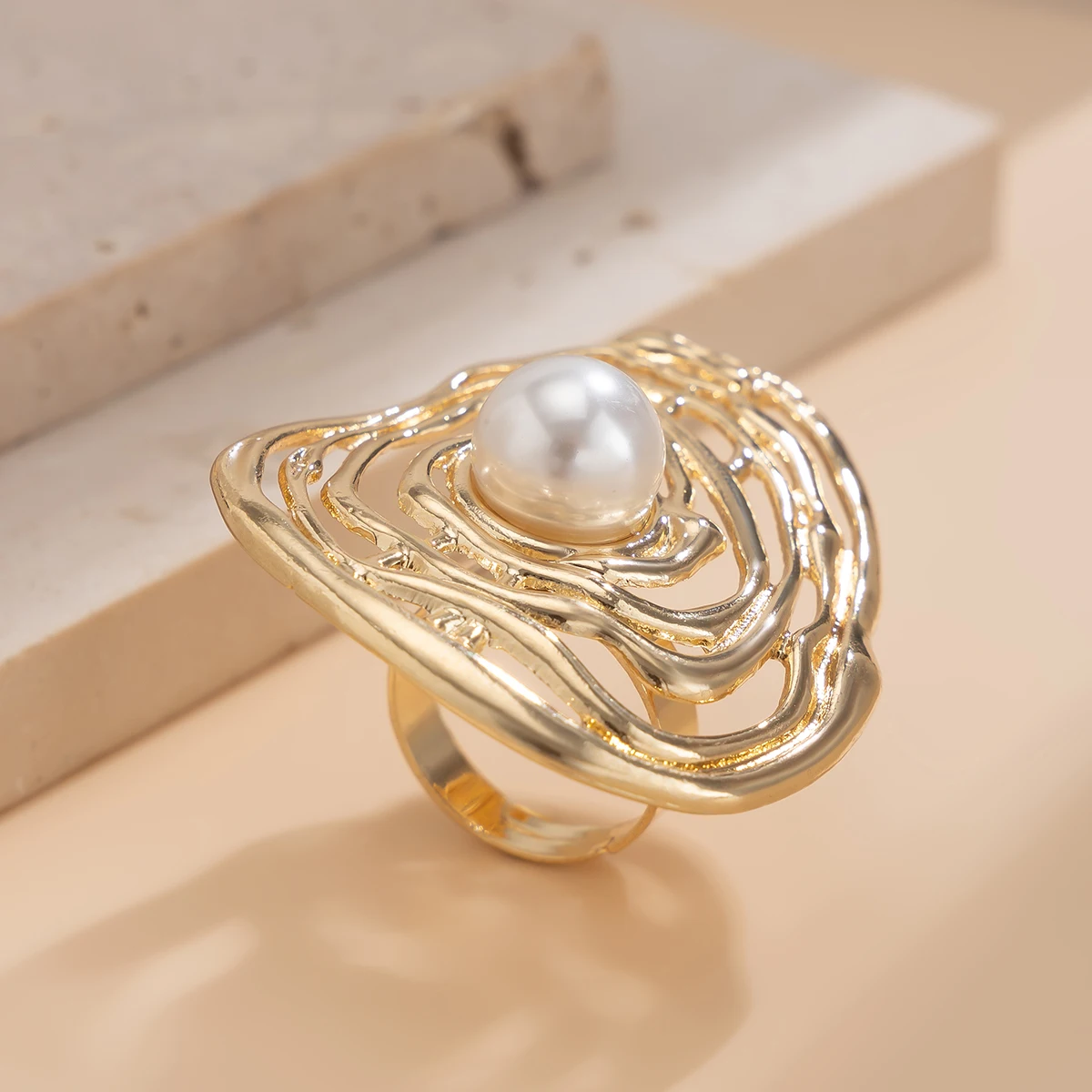 Ingemark Creative Hollow Wrapped Inlaid Imitation Pearls Rings Women Fashion Statement Vintage Geometric Couple Ring Wed Jewelry