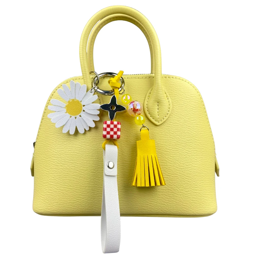 سلسلة مفاتيح ديزي جلدية مع سحر البرسيم الفضي وشرابة، إكسسوار حقيبة زهور أنيقة للمفاتيح والمحفظة والهدايا من جلد البولي يوريثان