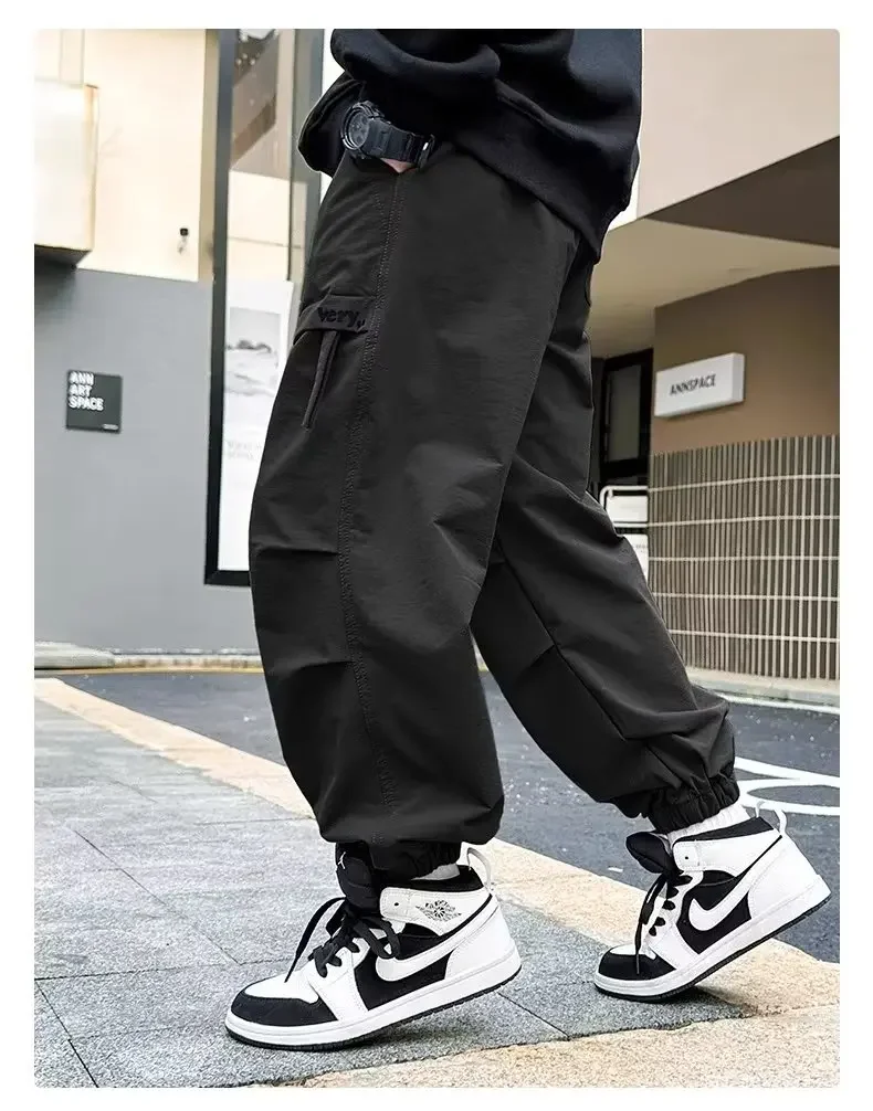 ZOETOPKID Herbst Jungen Baumwoll-Cargohosen Kinder Casual Jogginghosen Einfarbige Sporthosen Modische Kinderbekleidung – Detail 9