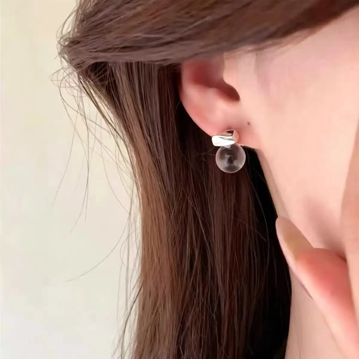Silberfarbene, klare Kristall-Tropfenohrringe, minimalistische, transparente Kugel-Ohrstecker, eleganter Alltagsschmuck, Geschenk für Frauen – Detail 9