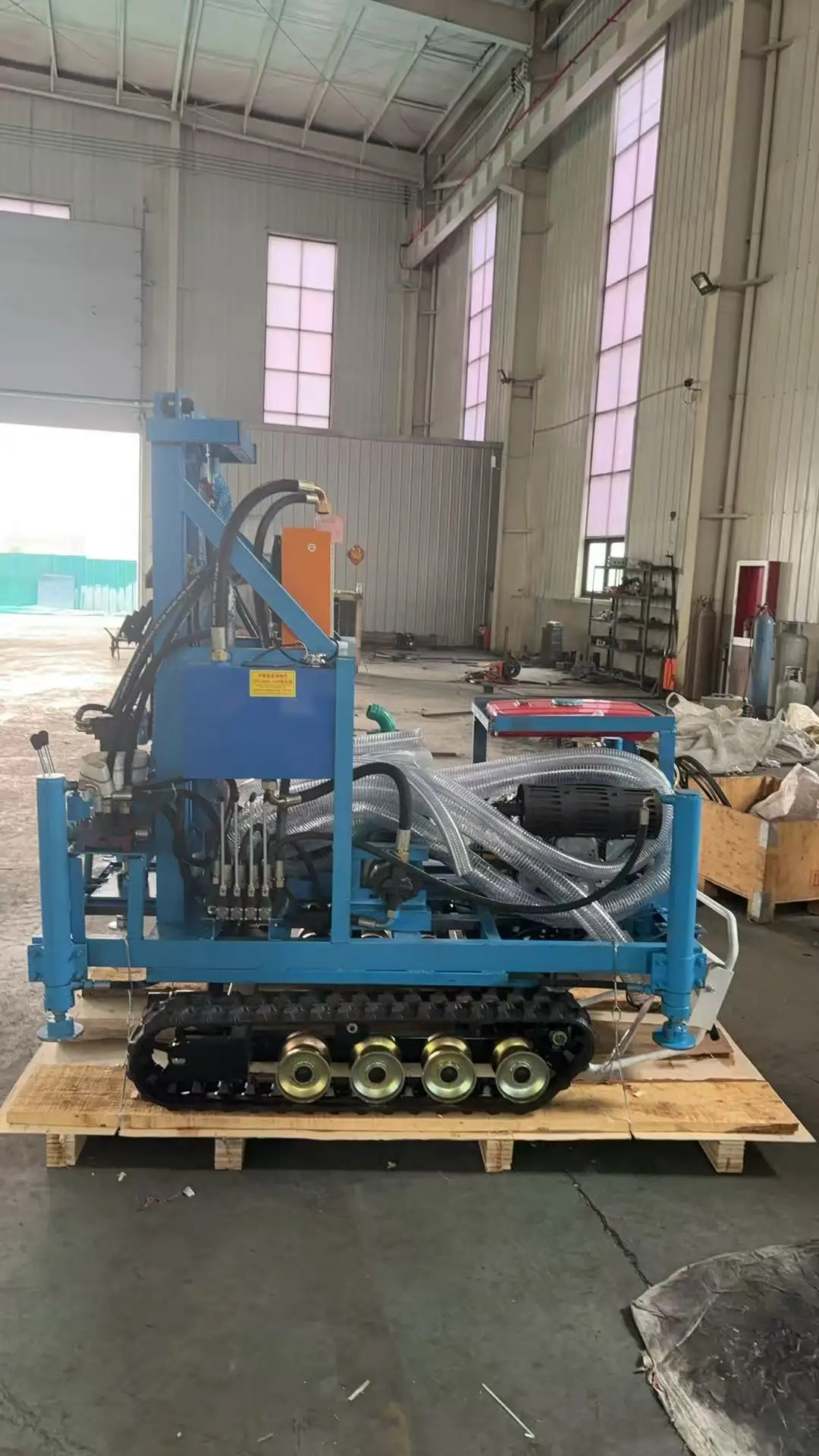 

Customized Versatile Hydraulic Water Well Drilling Rigs - Portable Crawler Mounted Units for 150-250m Depths
