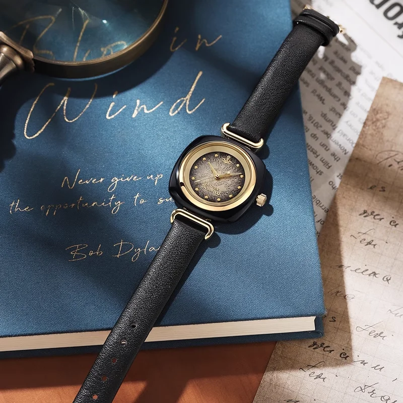 ヴィヴィアン ウエストウッド エレガント レジン スクエア ケース ブラック レザー ストラップ レディース ウォッチ