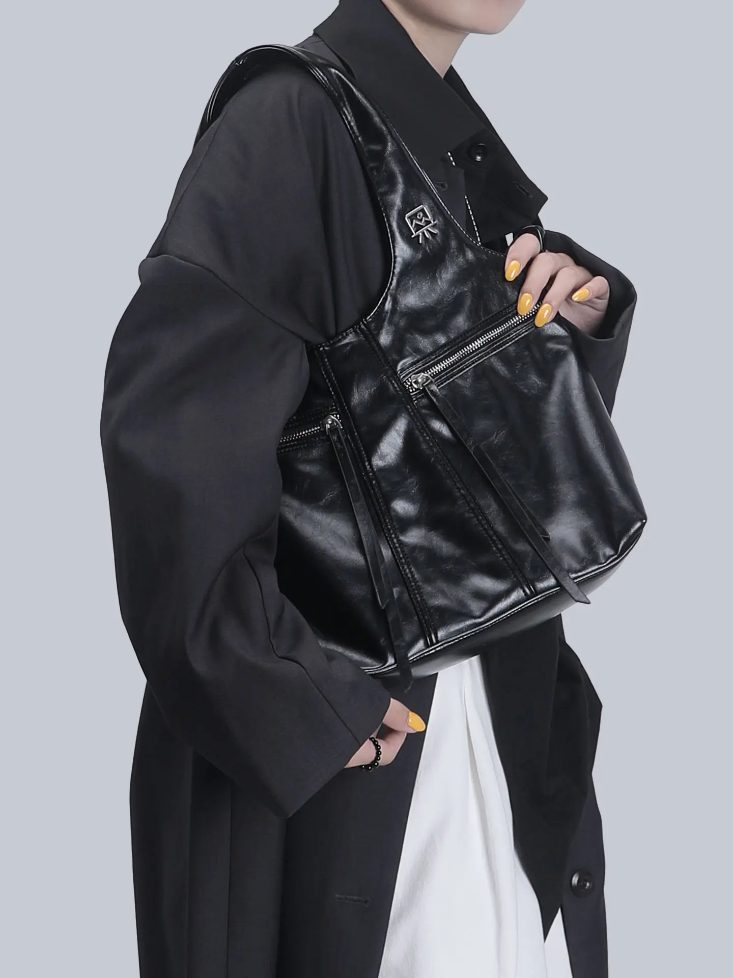 

Original personalized multi pocket design, European and American fashion motorcycle style single shoulder bags for women trendy