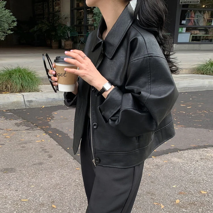 جاكيت نسائي كوري أنيق وعصري من الجلد بتصميم فضفاض وأكمام طويلة وياقة بسحاب، مثالي للخريف والشتاء.