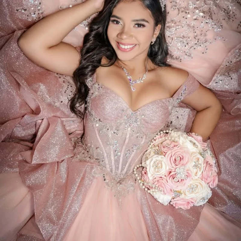 

Блестящее розовое платье Quinceanera с открытыми плечами и кристаллами, блестящая наклейка с длинным хвостом и бантом, Vestidos De 15, Quinceanera ﻿ Настроить