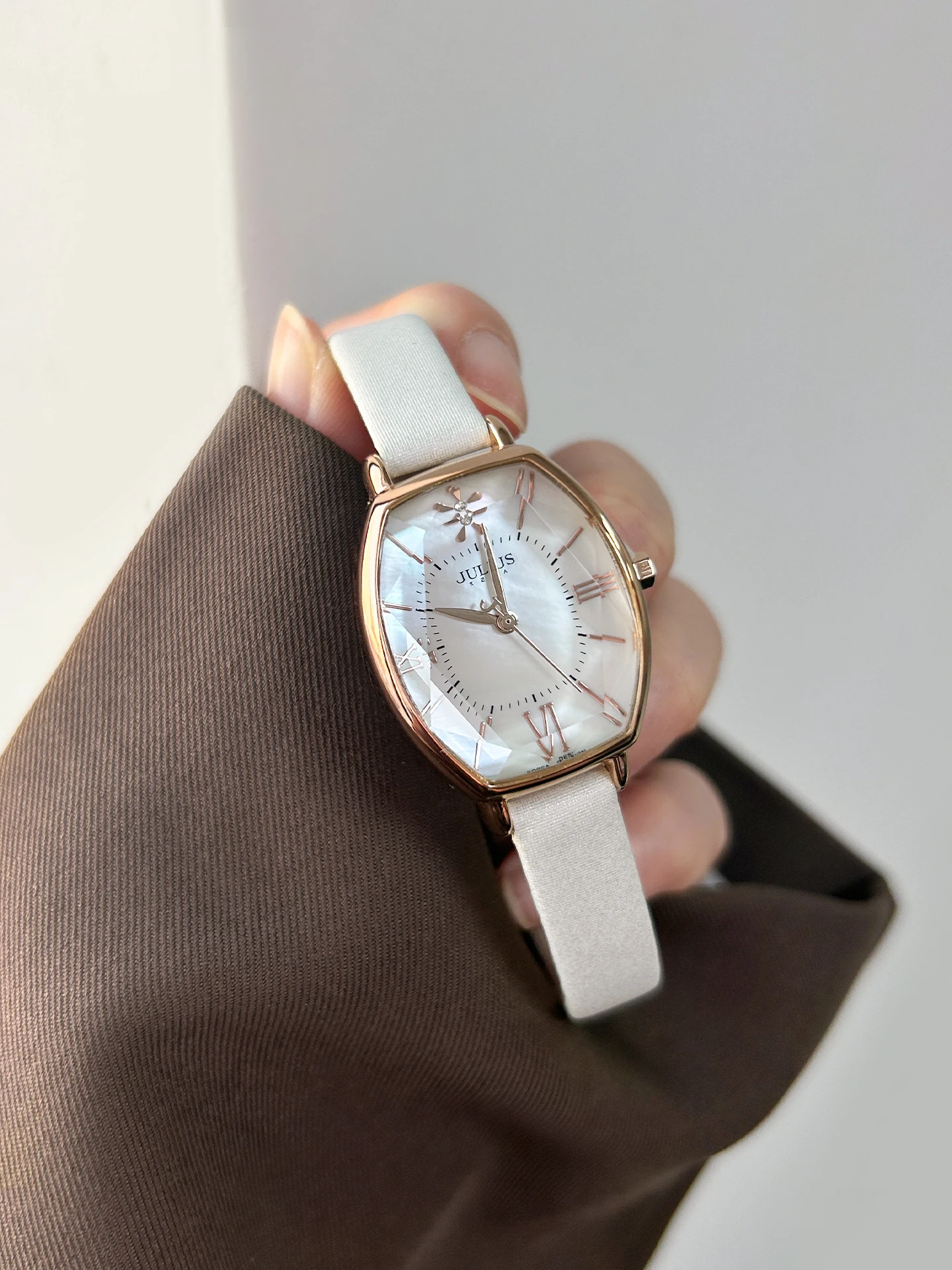 Elegant women's watch, small and retro style, simple and elegant, suitable for students and those seeking understated luxury.