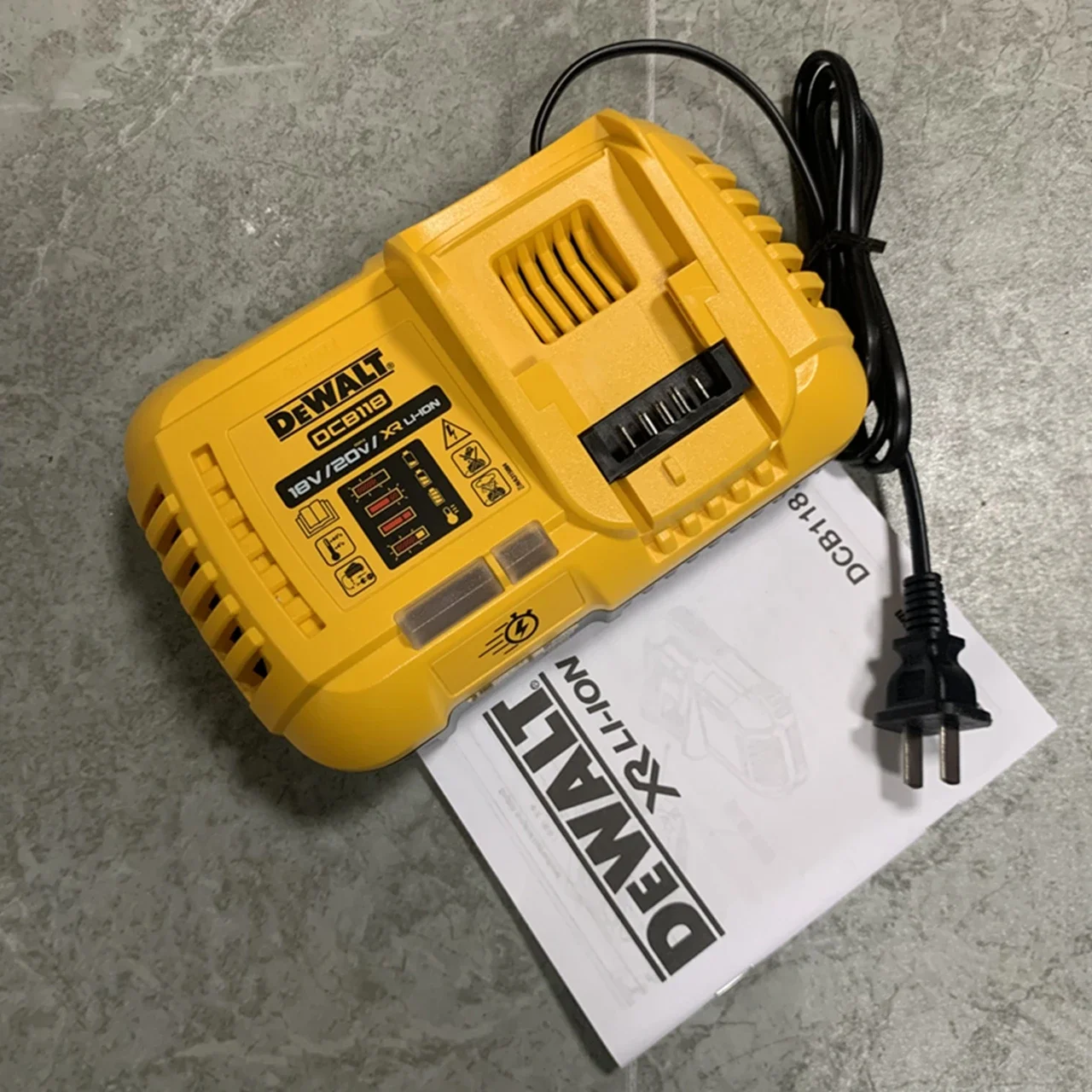 New DeWalt DCB118 20V MAX/ 60v Fan Cooled Fast Charger DCB118 220V