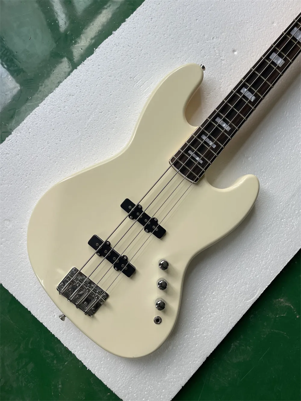 Milk Yellow 4 Strings Electric Bass Guitar with Rosewood Fingerboard,Chrome Hardware,Provide customized service
