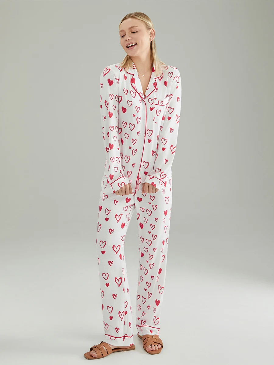 

Женский пижамный комплект из двух предметов с милым принтом в виде сердца, уютной рубашкой с длинными рукавами и брюками с эластичной резинкой на талии для комфортного отдыха и отдыха