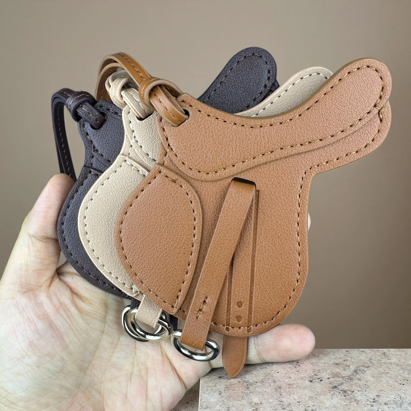 High-Quality PU Leather Horse Saddle Keychain, 7 Vibrant Colors Equestrian Bag Charm - Ideal Gift for Riders & Horse Enthusiasts