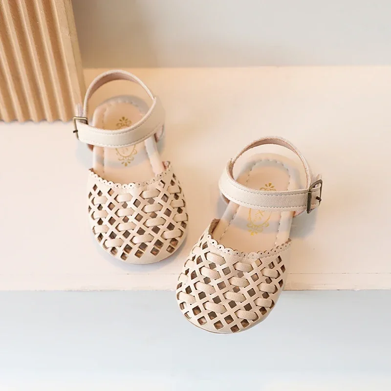 Sandali da bambina copri punta intrecciata morbida pelle Pu cursori per bambini pianura Trendy Beige kaki 21-30 Light Kids Flats Summer