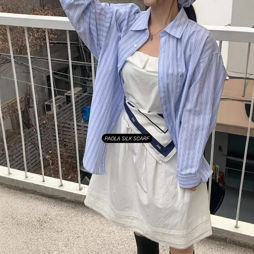 

Весенний сезон 2025 г., свободное универсальное верхнее пальто в полоску с боковыми пуговицами и небольшой вышивкой логотипа для женщин