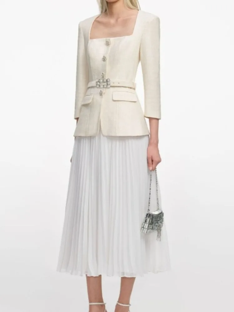 เดรสแฟชั่นผู้หญิง QMQA แบบต่อผ้าสองชิ้นปลอม ดีไซน์หรู คอเหลี่ยม แขนยาว มีเข็มขัด จับจีบ รุ่นใหม่ปี 2026 รหัสสินค้า M1010