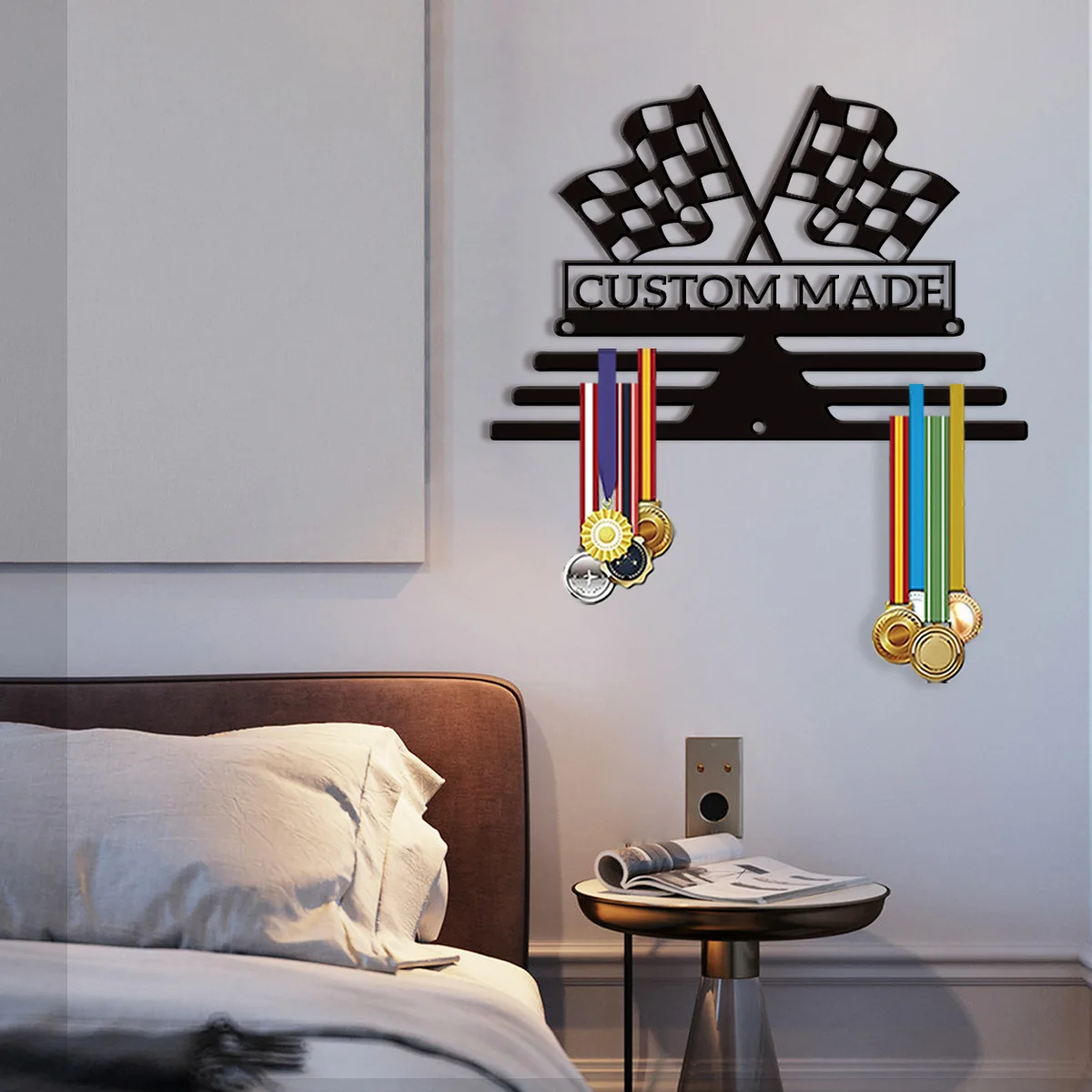 Un support d'affichage de médailles personnalisé avec un motif de drapeau à carreaux, capable d'accueillir 80 médailles, des trophées sportifs, un présentoir de rangement.