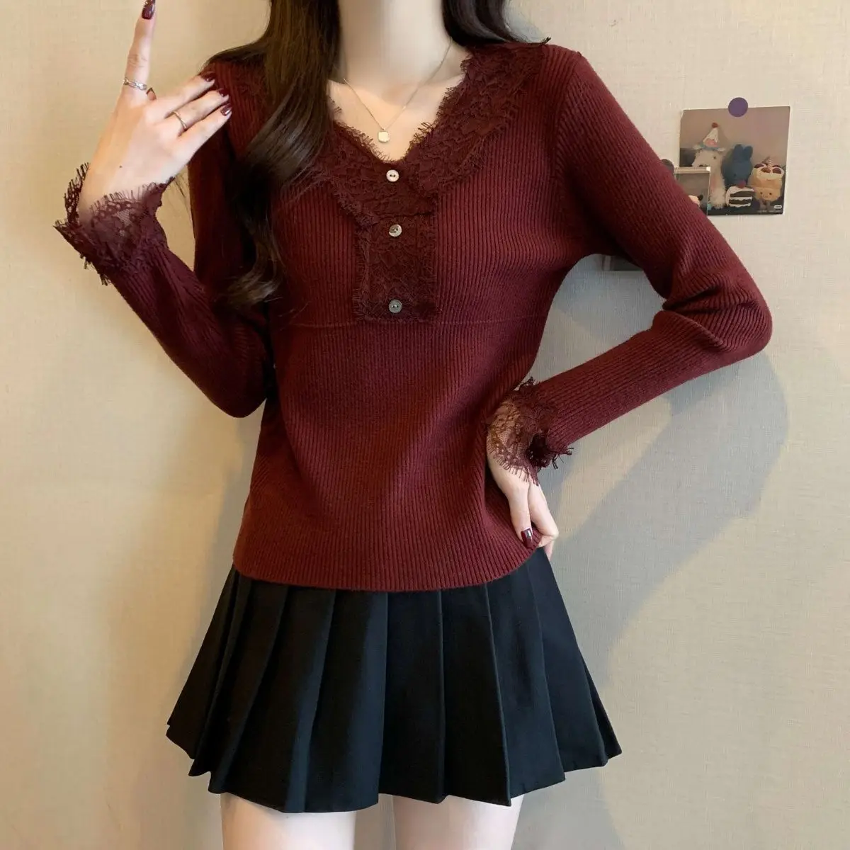 Modny sweter damski z koronkowymi wstawkami, długi rękaw, jesień 2025, nowy, dekolt w serek, dopasowany krój, dzianinowe topy, retro zapinanie na guziki, uniwersalna odzież dzianinowa.