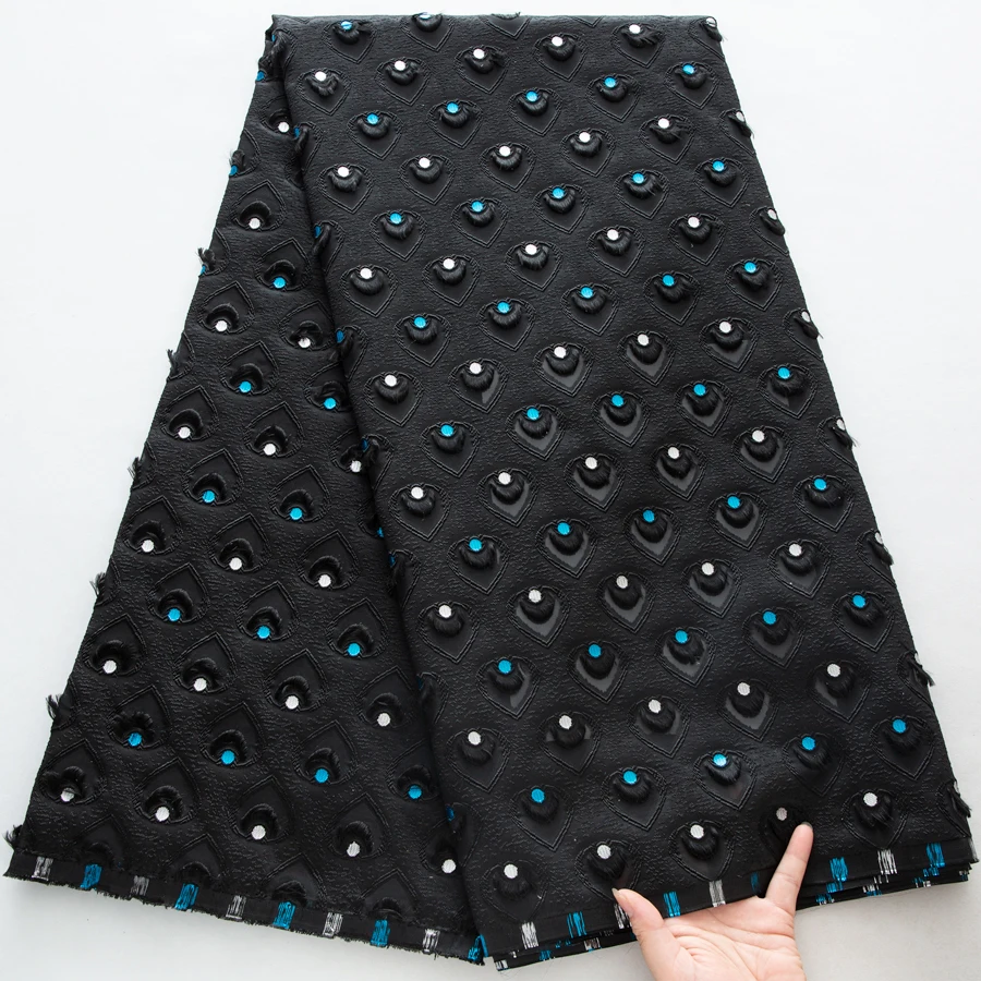 Afrikanische schwarze Jacquard-Brokat-Spitze – erhöhtes 3D-Blumenmuster mit blau/weißem Perlenfransenbesatz für Haute Couture-Kleider