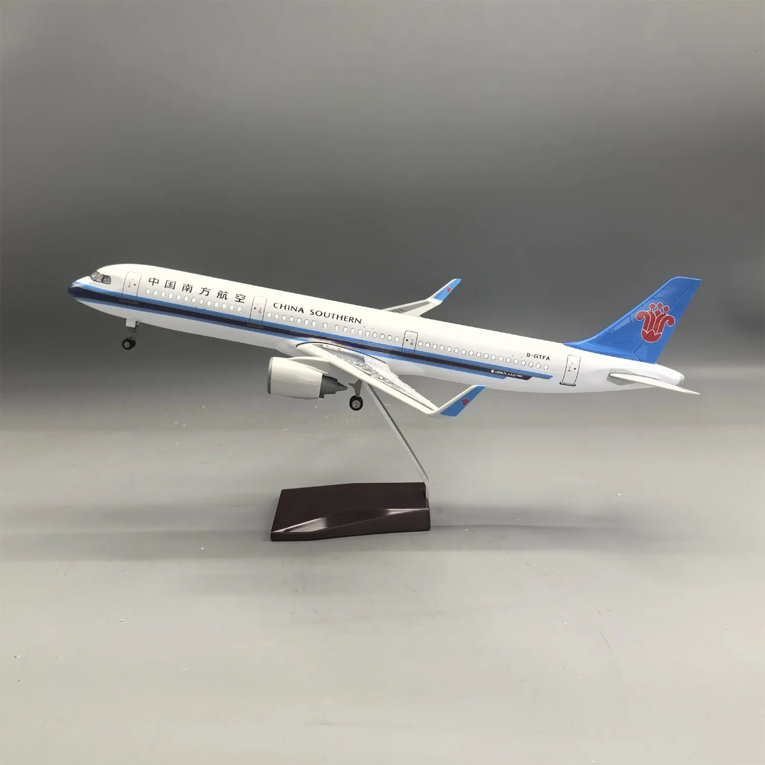 

1/100 Scale Aircraft 44cm China Southern A321 Resin Miniature Airplane diecast Model kit for adults flight machine model Gift
