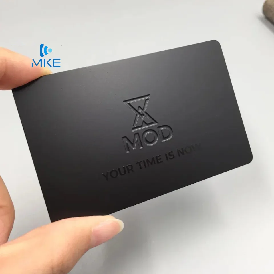 Tarjeta comercial de negocios Vip de metal con textos hundidos mate negro personalizado