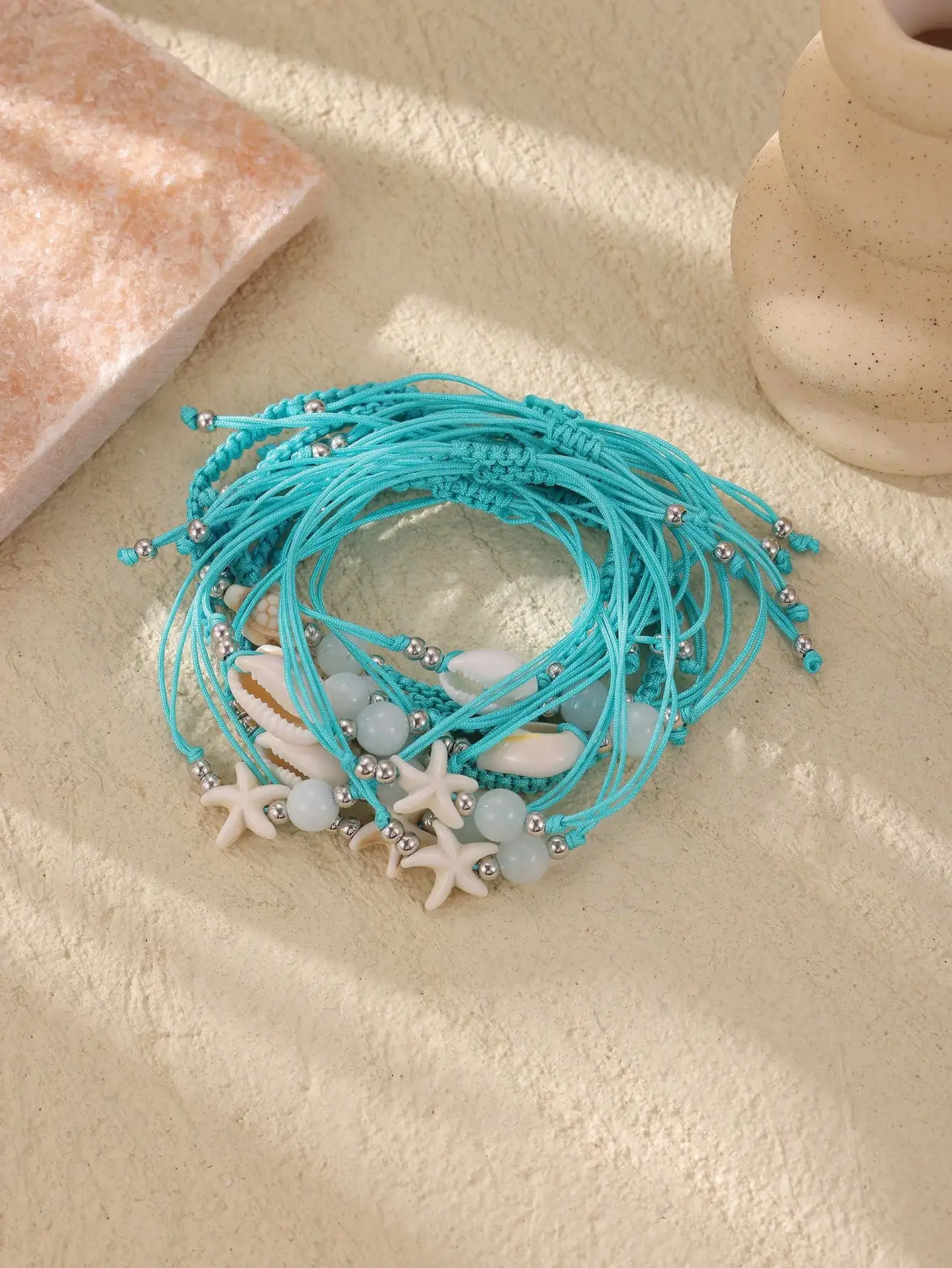 

Набор из 12 бирюзовых браслетов в технике макраме с подвесками в виде ракушек и морских звезд