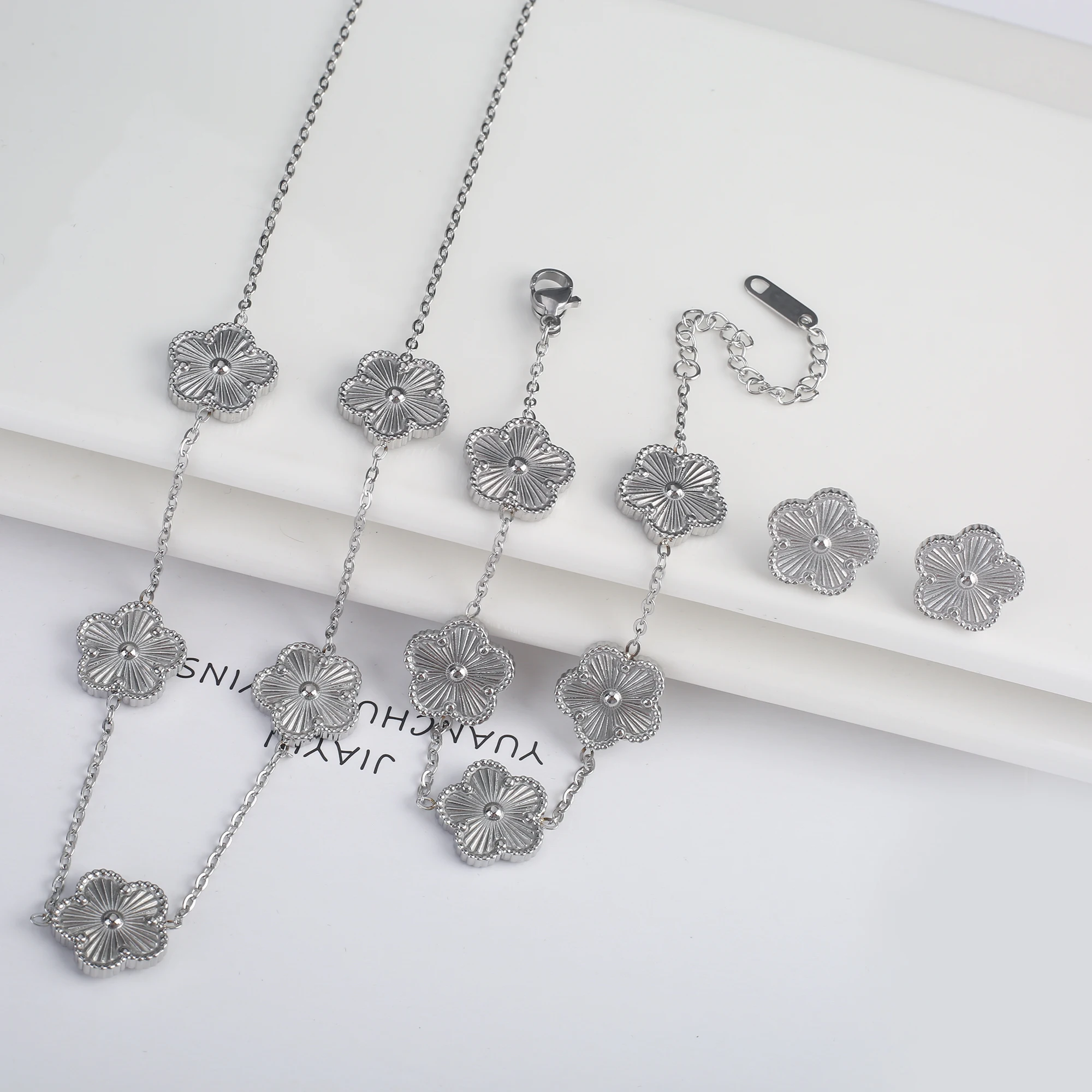 3pc 18k Gold-Plated Five-Leaf Flower Necklace Earrings Bracelet Set
