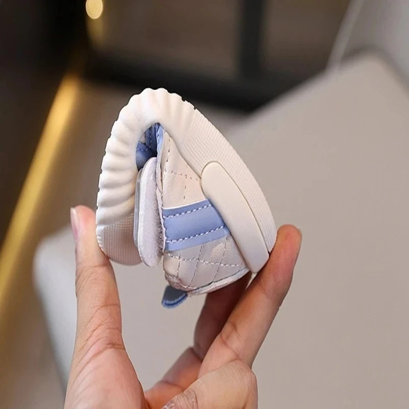 أحذية أطفال 2025 من عمر 0 إلى 12 شهرًا، أحذية رياضية كرتونية من الجلد للجنسين للمشايات الأولى ونعل ناعم ومضادة للانزلاق للرضع
