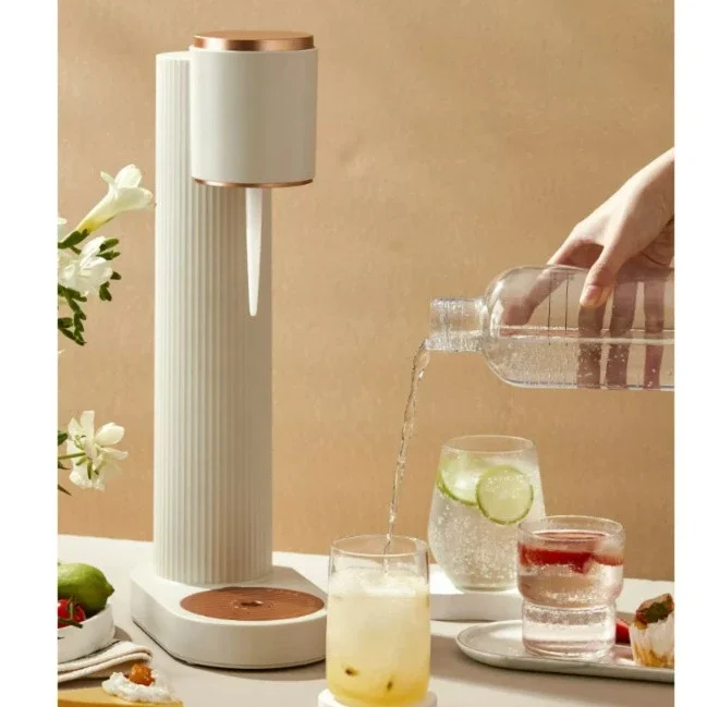 Sparkling water machine makes sparkling soda water carbonated drinks