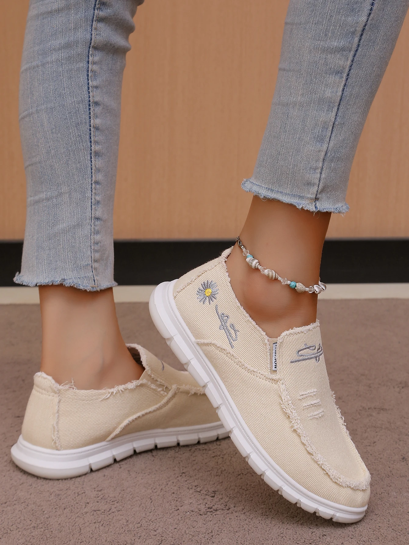 Damen-Slip-On-Schuhe aus Segeltuch, lässige Slipper mit Gänseblümchen-Stickerei, bequeme, leichte Wanderschuhe für den täglichen Gebrauch – Detail 4