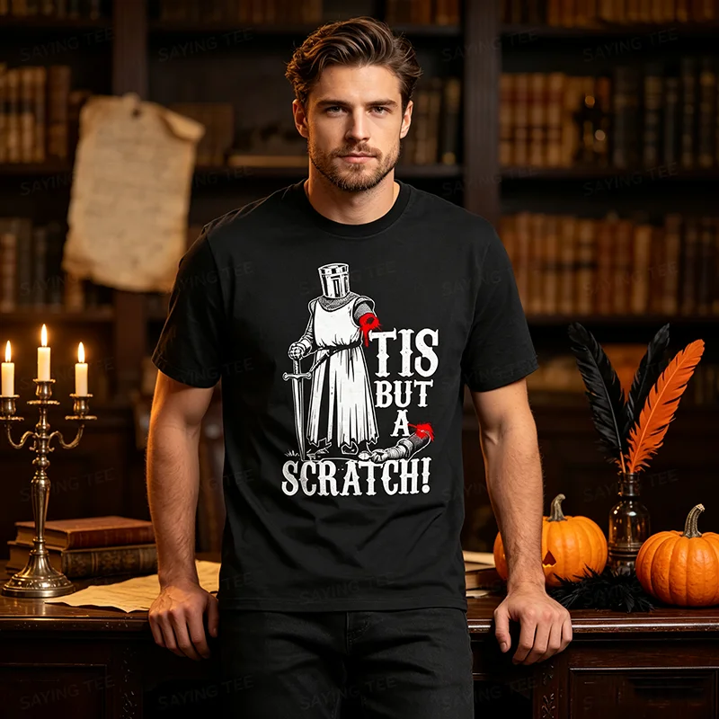 Lustiges Herren-T-Shirt „Es ist nur ein Kratzer“ – Mittelalterlicher Krieger Ritter – Lustiges Geschenk, sarkastisches T-Shirt, Y2k Mode Halloween Oberteil – Detail 4
