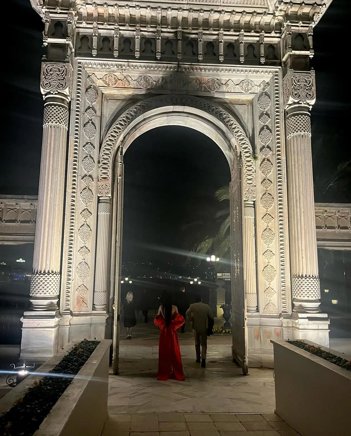 فستان سهرة من الساتان بأكمام منتفخة بدون أكتاف مع ذيل طويل فريد من نوعه من قماش التفتا للحفلات الراقصة الليلية