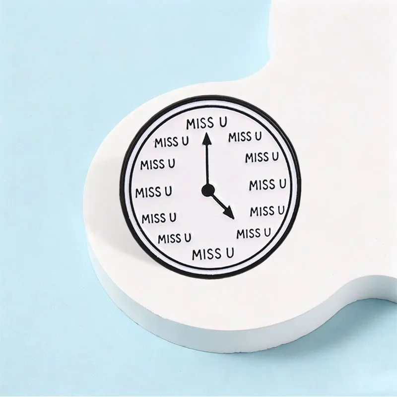 Ich vermisse dich in jedem Moment Emaille-Abzeichen Miss U Zifferblatt-Design Legierungs-Pin-Brosche Schmuckgeschenke für Fernbeziehungen – Detail 7