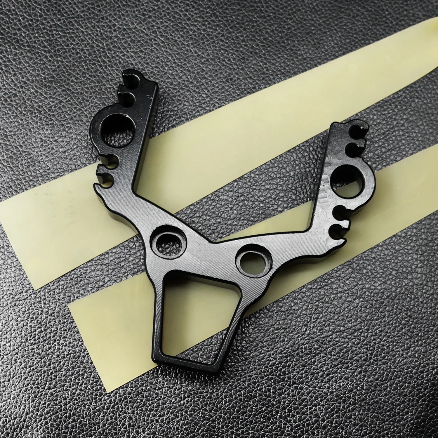 สีดําคู่หลุมอลูมิเนียมมัลติฟังก์ชั่ Slingshot หัวขนาดใหญ่ Slingshot อุปกรณ์เสริม DIY Slingshot อะไหล่