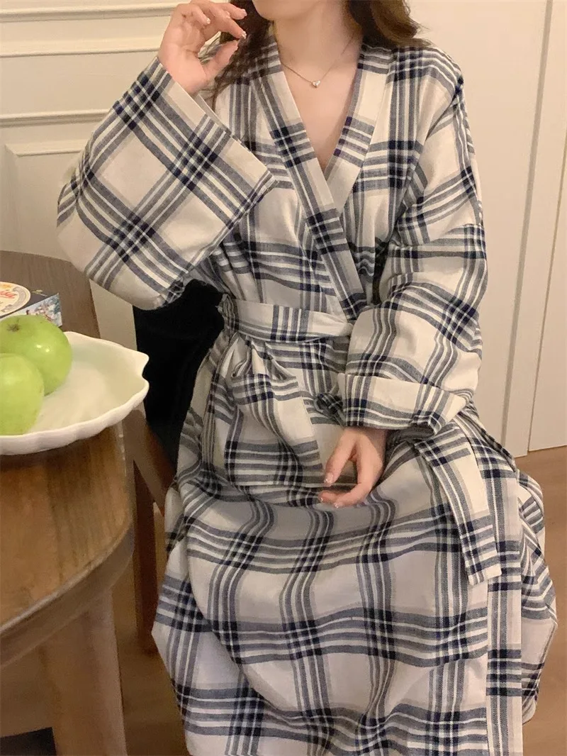 Neu eingetroffen: Damen-Nachthemd: Minimalistischer Bademantel für Frühling/Herbst – Langer, lockerer Kimono im Instagram-inspirierten Homewear-Stil – Detail 5
