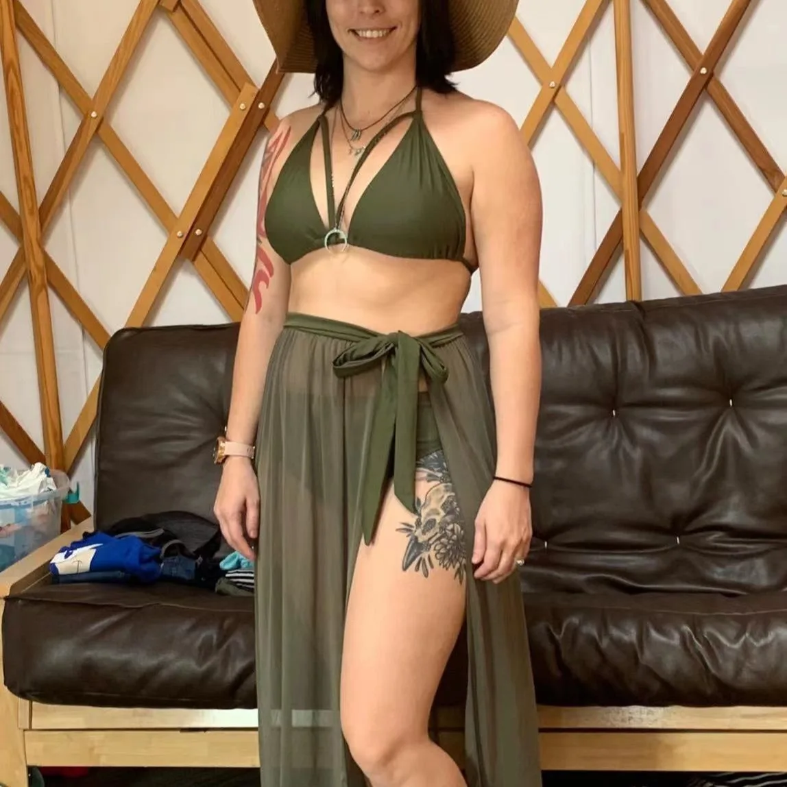 ملابس سباحة مثيرة للنساء ملابس سباحة عصرية ضيقة مكونة من ثلاث قطع بيكيني بلون سادة وتنورة شبكية بيكيني جديد 2025