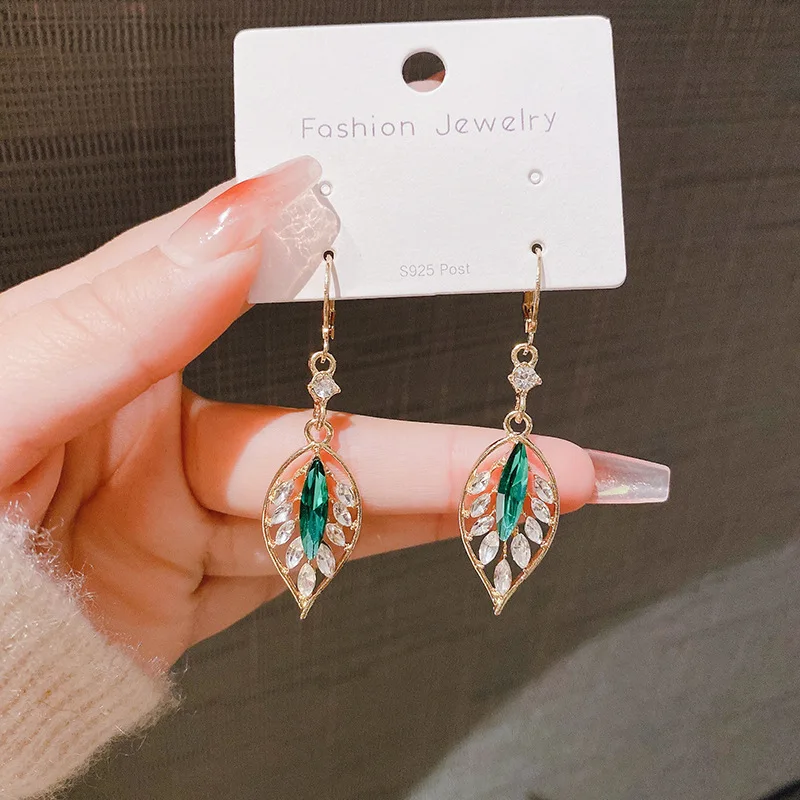 Anting-anting menjuntai rumbai daun kristal mode untuk wanita anting-anting daun Zircon kubik bertatahkan mikro indah hadiah perhiasan pernikahan baru