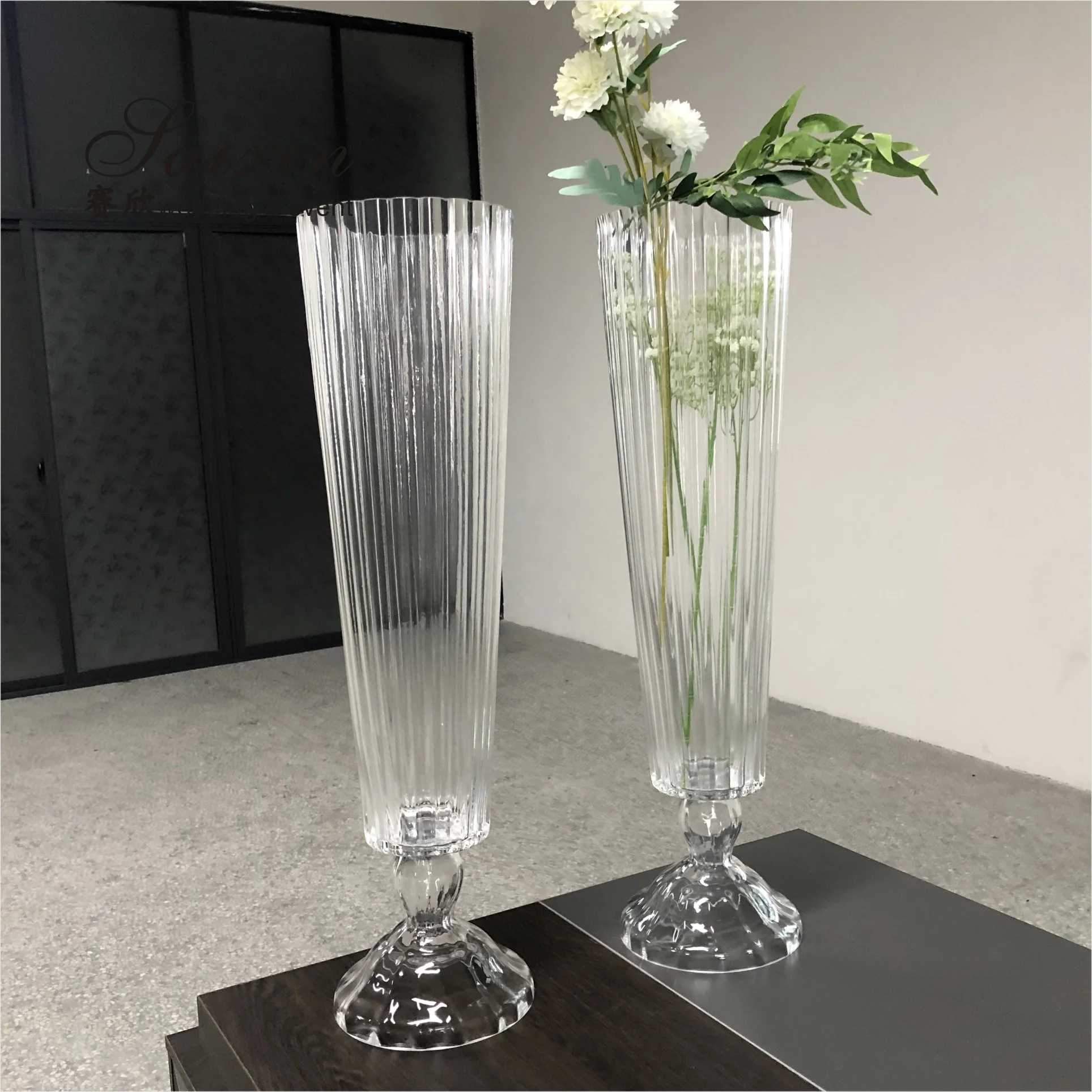 Manufacturer price striped high cone clear glass vase for wedding event decoration