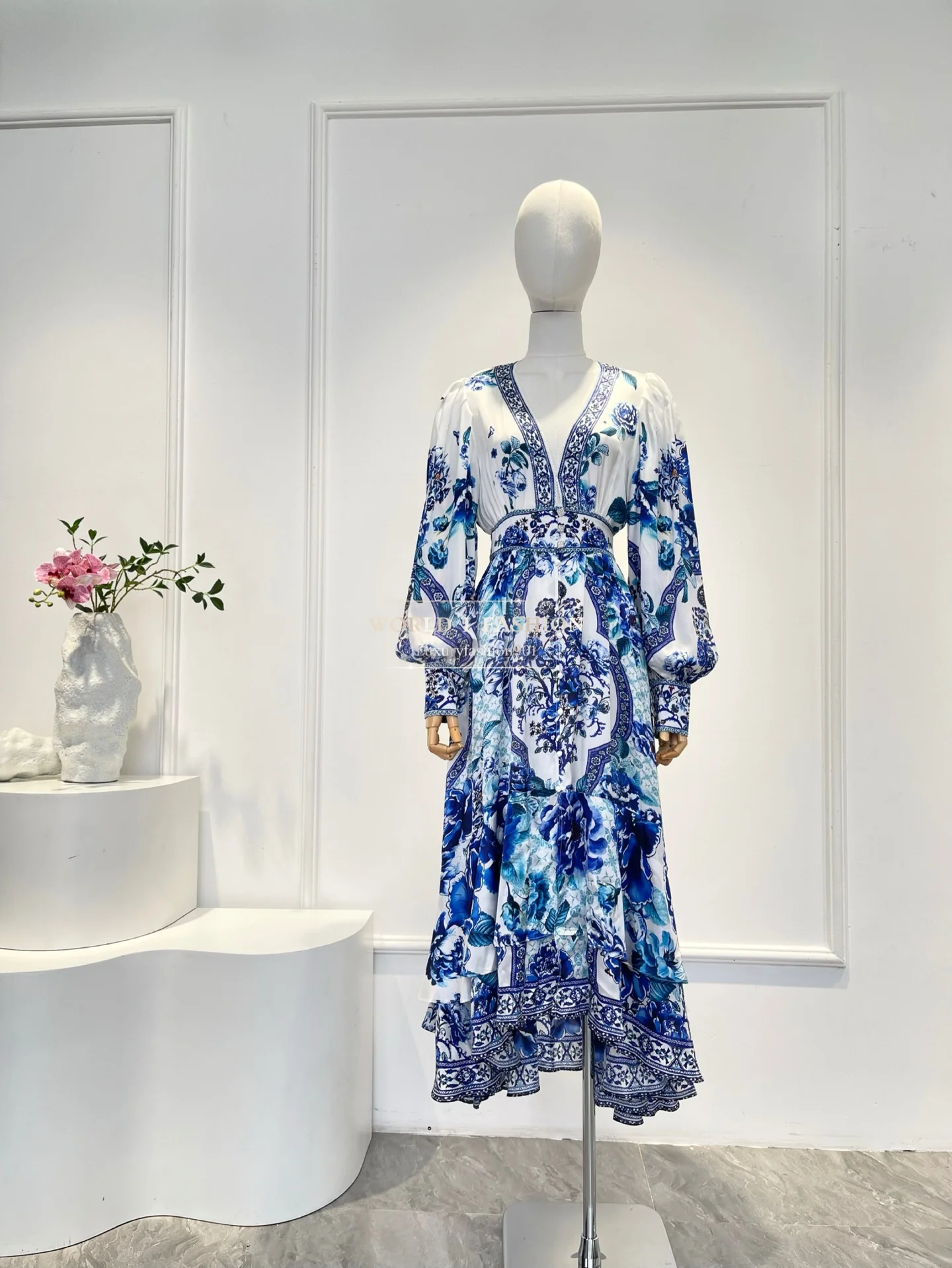 

Сине-белое фарфоровое платье миди с длинными рукавами и цветочным принтом, неровный подол, 2025, новый дизайн