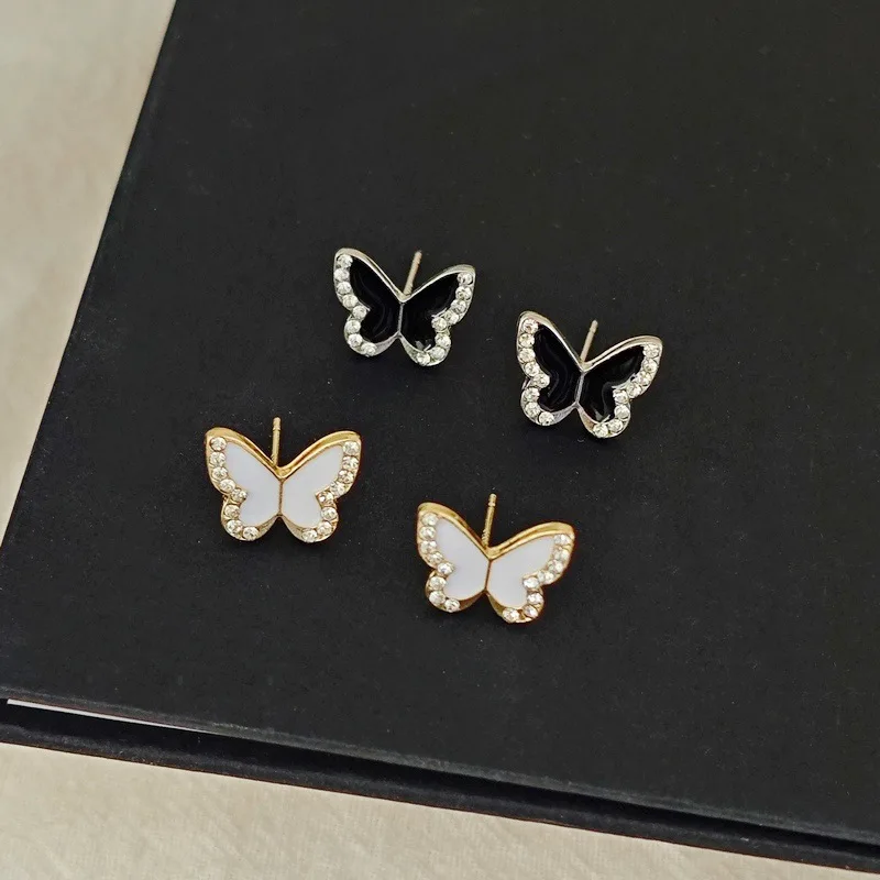 أقراط صغيرة مرصعة بالجانب الكريستالي للنساء ، أحمر ، أسود ، مينا أبيض ، فراشة صغيرة ، شكل حيوان جميل ، صغيرة