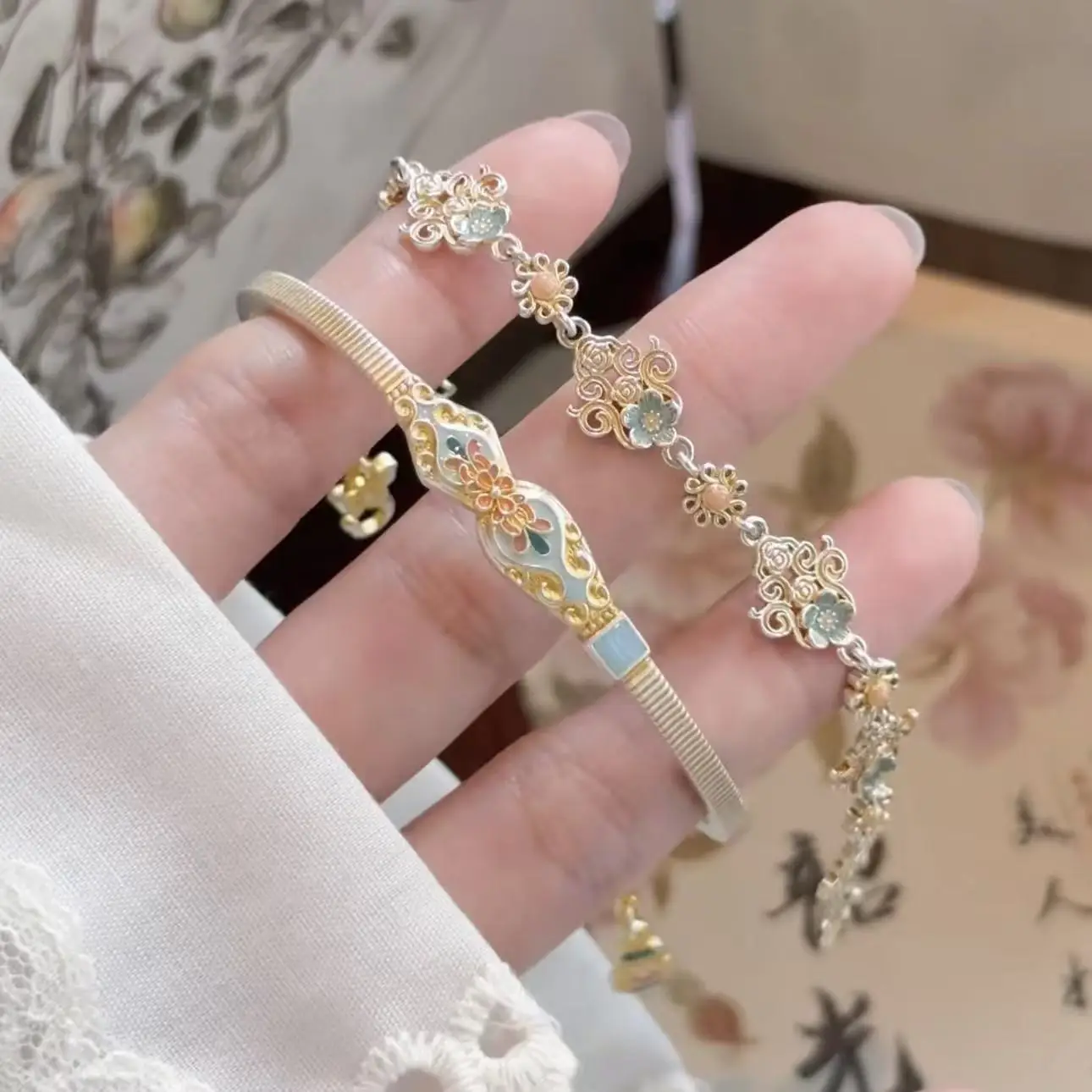 

Retro Chinese Style Bloom Flower Cuff Bracelets for Women Silver-plated Colorful Enamel 'Spring Lake' Luxury Jewelry Bangle Gift