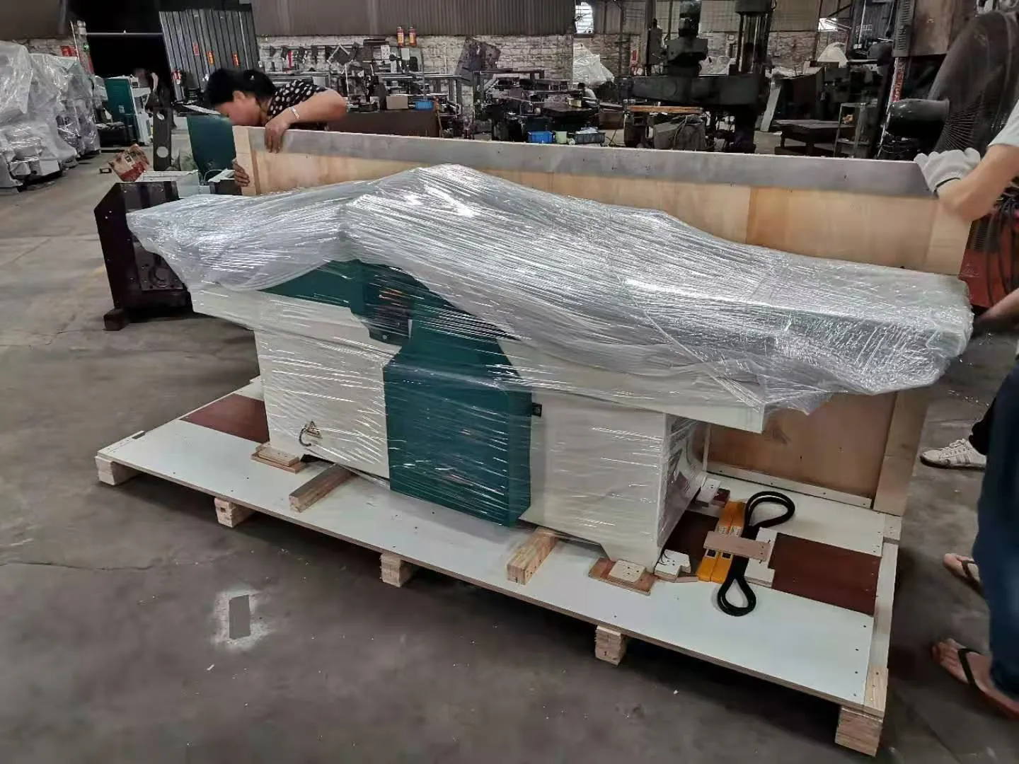 400mm 15.7 Inch Woodworking Heavy  Furniture Wood Timber Surface Spiral Straight Planer Jointer Planing Cutter Tool Machine