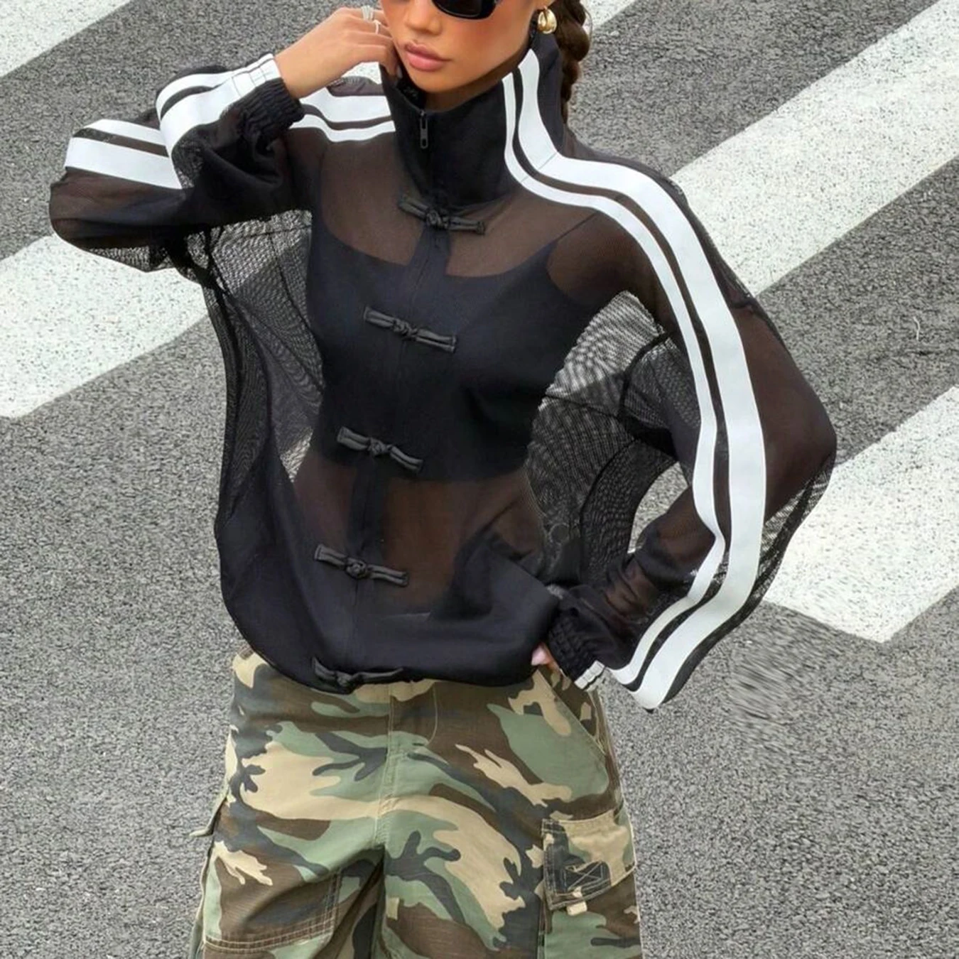 Herbstlicher, langärmeliger, locker geschnittener Cardigan im Sport-Stil mit Stehkragen und Knöpfen, halbtransparent, lässig – Detail 4