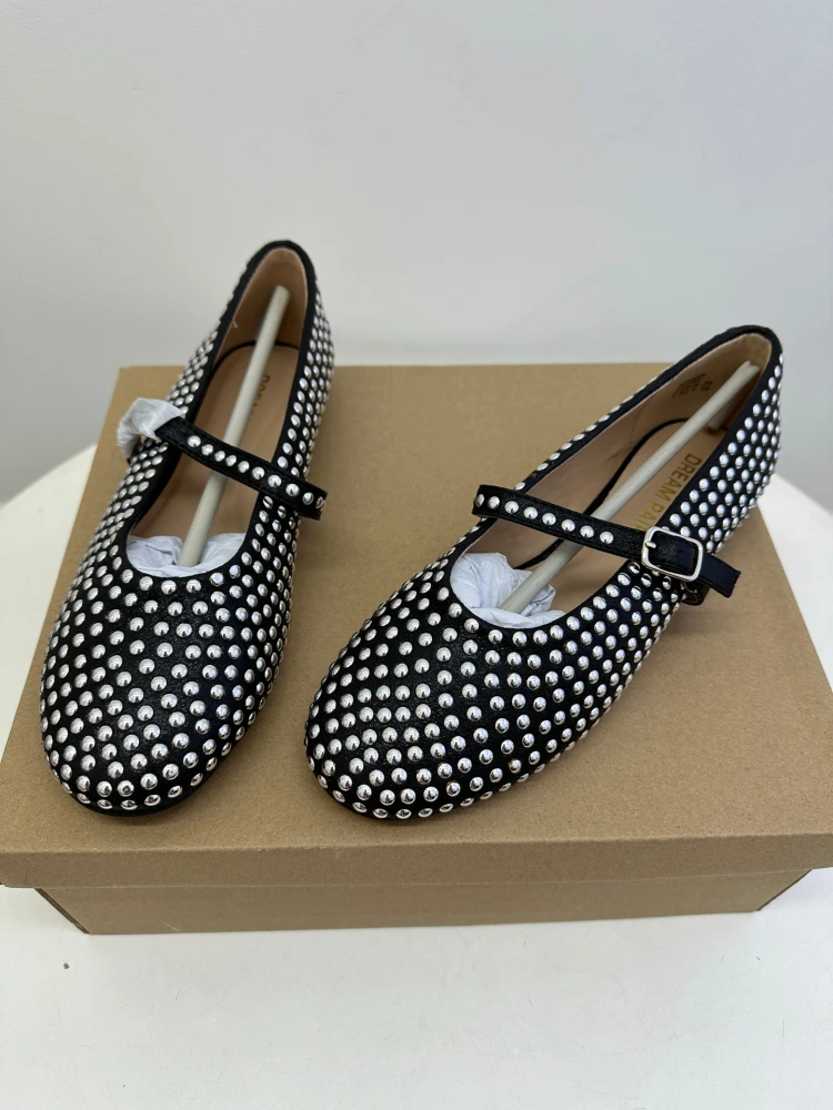 

Faionable Flat Bot Mary Jane oes для женщин с заклепками и круглой головкой. Легкая нескользящая повседневная обувь на одном ремешке.