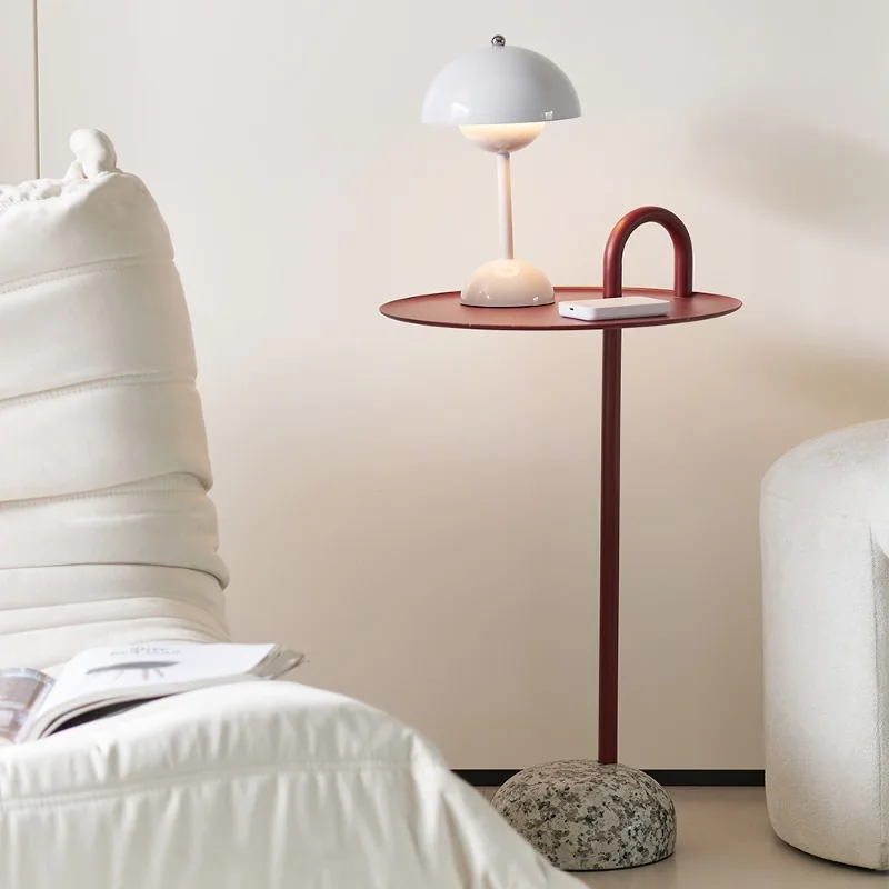 شقة صغيرة مبتكرة، أريكة معيشة راقية، بجانب يدوية، بجانب السرير للقهوة