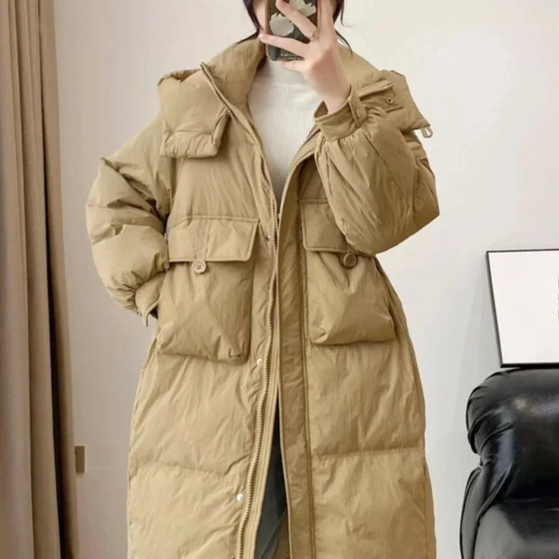 سترة شتوية نسائية موسمية لعام 2025 معطف بغطاء للرأس مقاوم للرياح مع تصميم مبطن أنيق ومريح للارتداء اليومي