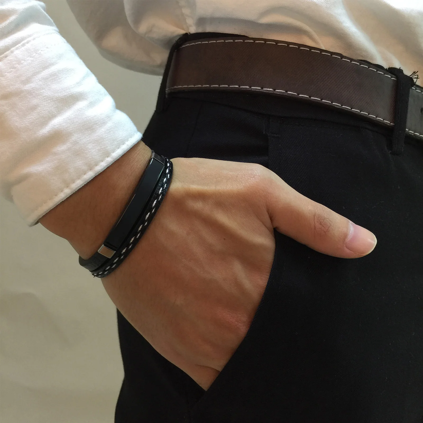 سوار من جلد البولي يوريثان المضفر بطبقة مزدوجة مع لوحة منحنية من الفولاذ المقاوم للصدأ يمكن أن تفتح هدية مجوهرات عصرية