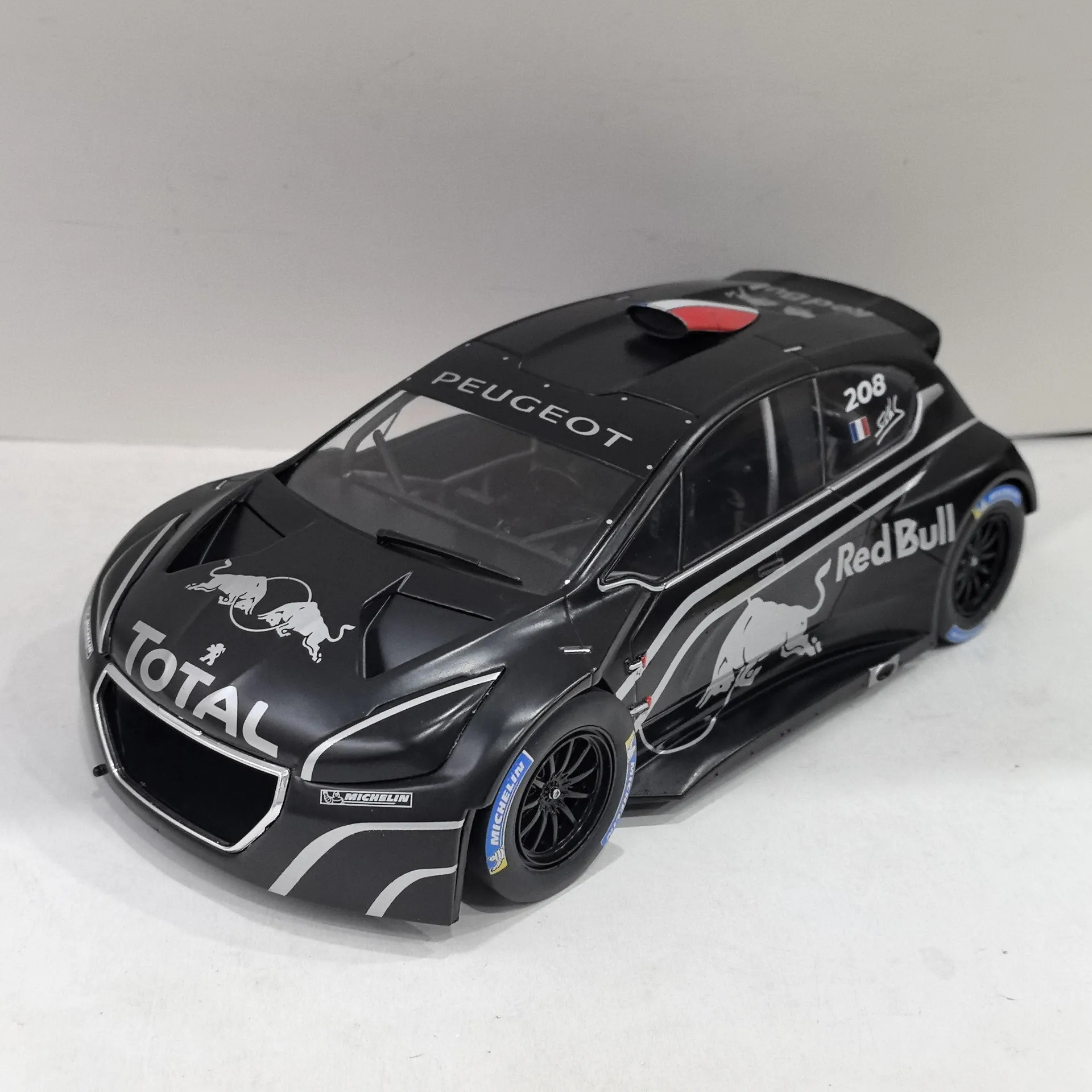 

Diecast IXO 1/18 Scale PEUGEOT 208 T16 Sign Traffic Jam Alloy Car Model Collectible Toy Gift Souvenir Display Ornament