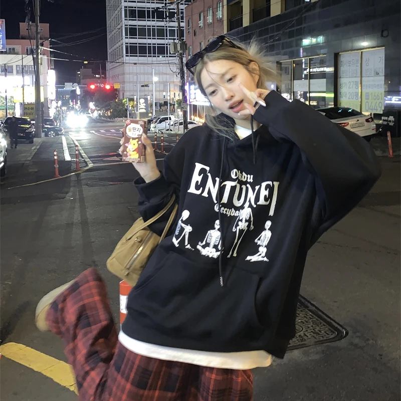 الأمريكية الرجعية رسالة الجمجمة طباعة مقنعين المرأة البلوز الشتاء المخملية فضفاضة موضة الهيب هوب المعتاد البلوز البلوز