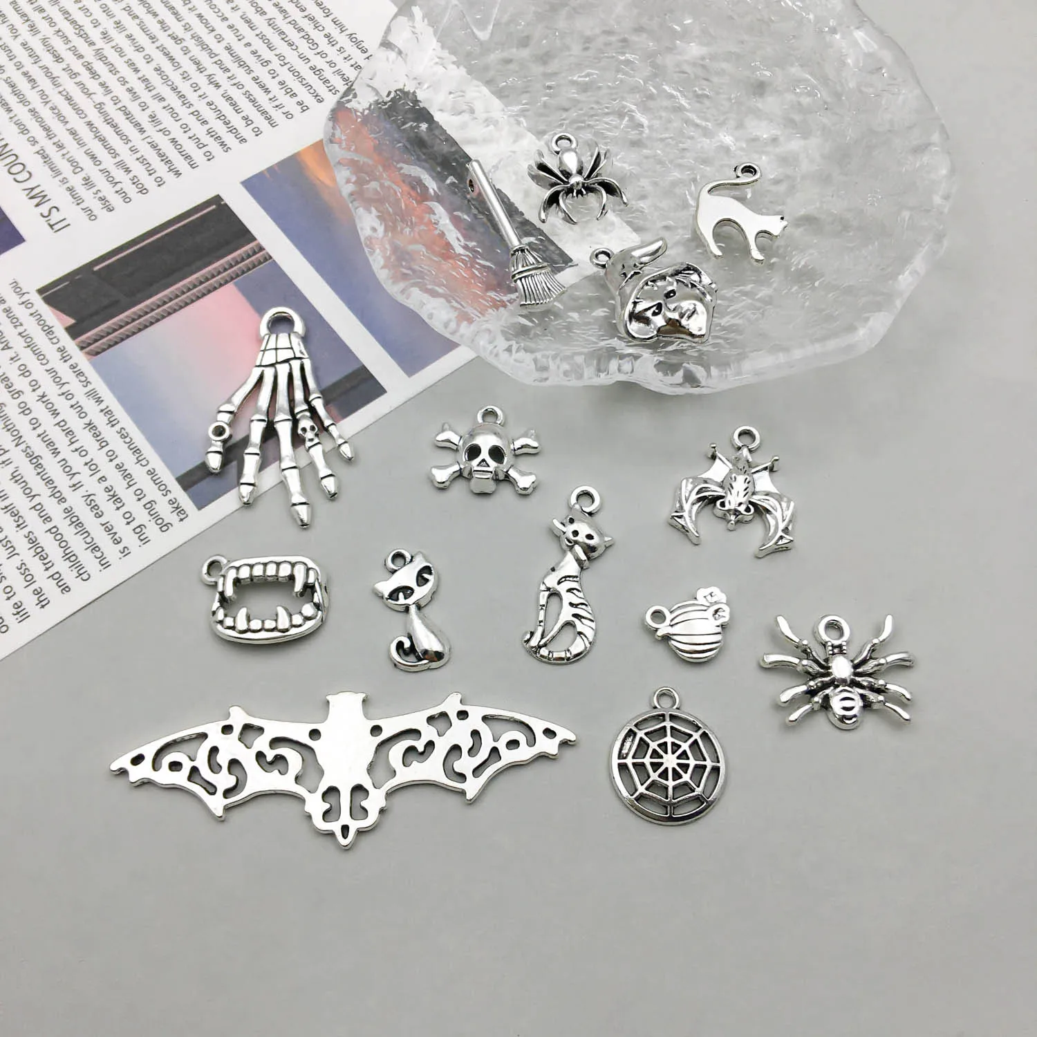 10-teiliges Halloween-Kollektionsset aus antikem Silber-Zinklegierungsanhänger, universelles Accessoire, geeignet für die Herstellung verschiedener DIY-Schmuck