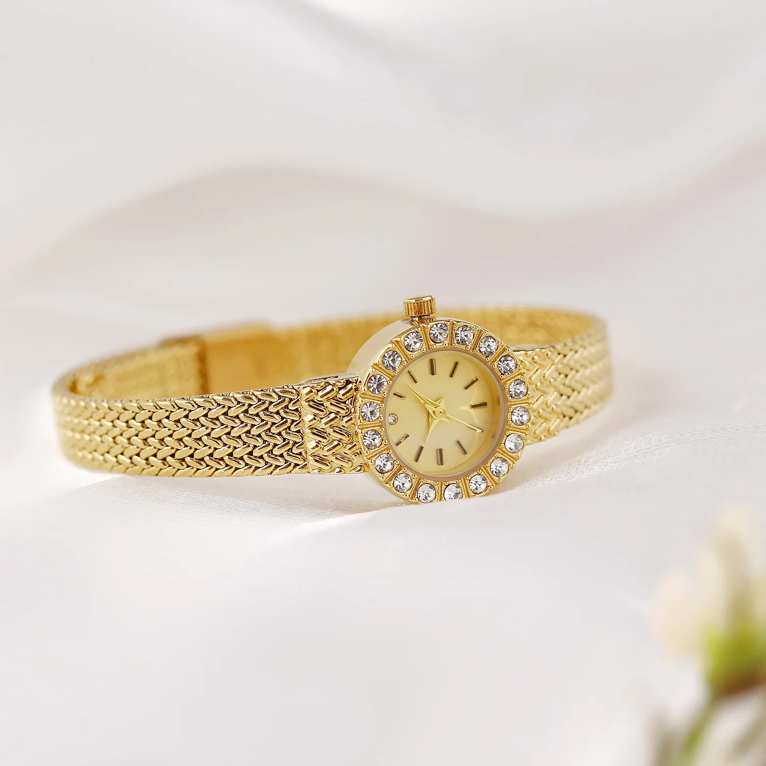 Orologio da polso da donna vintage Orologio da donna con temperamento di lusso Cinturino a forma di grano Orologio al quarzo da donna con quadrante circolare con diamanti