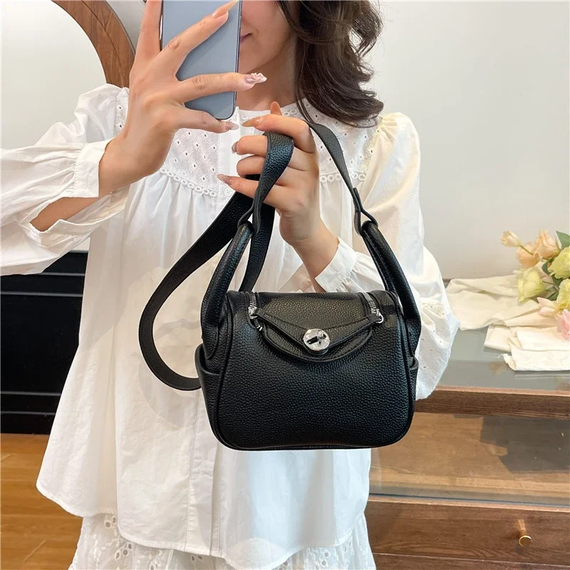 

Fashionable Women's Unique Vintage Crossbody Handbag With Minimalist Letter Logo Casual Solid Color