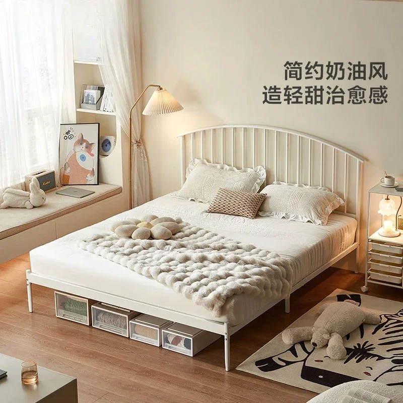 سرير حديدي بسيط بلون كريمي: إطار رقيق يخلق ملمسًا هوائيًا لغرف النوم الصغيرة، ويمزج في تراجع مهدئ ومريح #5